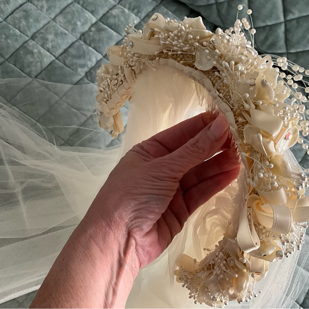 Elegant Cream Bridal Veil with Floral Headpiece - Picture 7 of 7